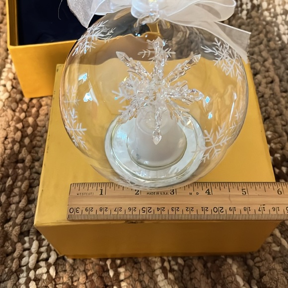 Beautiful glass ornament snowflake design inside snowflake and color change base - Picture 8 of 10